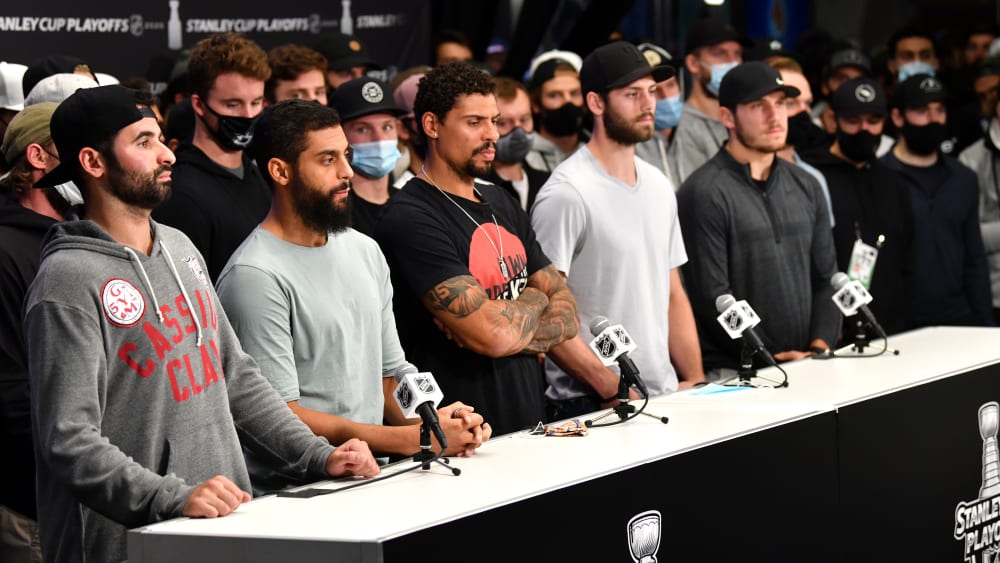 Zusammen gegen Rassismus: Nazem Kadri, Pierre-Edouard Bellemare, Ryan Reaves, Jason Dickinson und Bo Horvat (v.l.n.r.).
