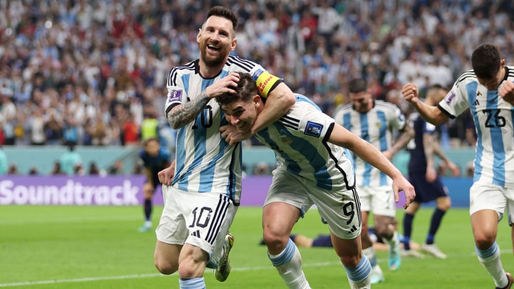 Superando a Argentina en la final de la Copa del Mundo: Lionel Messi y Julián Álvarez (No. 9).