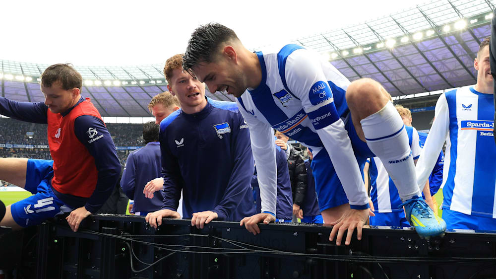 Die nächste Hürde genommen: Torschütze Josip Brekalo und seine Kollegen feiern den 1:0-Sieg von Hertha BSC gegen Arminia Bielefeld.