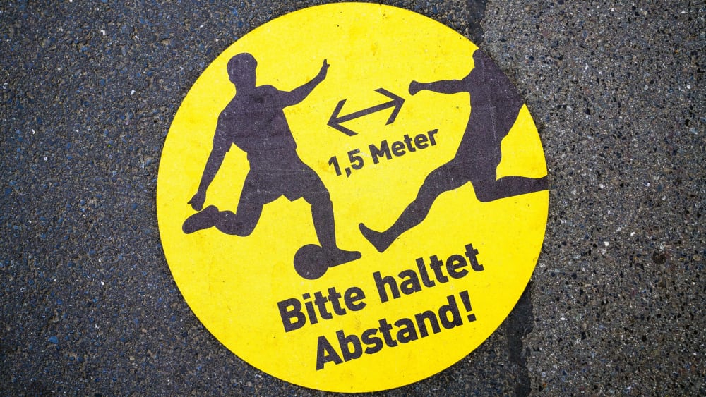 Der Mindestabstand ist auf dem Fußballfeld schwer einzuhalten - dennoch gab es weniger Kontakte zwischen den Spielern als in der Hinrunde.