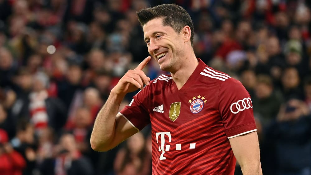 Torjubel Robert LEWANDOWSKI (Bayern Muenchen), Jubel,Freude,Begeisterung, lacht,lachen,lachend,optimistisch,gutgelaunt, Aktion,Einzelbild,angeschnittenes Einzelmotiv,Halbfigur,halbe Figur. Fussball Champions League Gruppe E FC Bayern Muenchen - SL Benfica Lissabon 5-2, A L L I A N Z A R E N A Muenchen am 02.11.2021 *** Goal celebration Robert LEWANDOWSKI Bayern Muenchen , jubilation,joy,enthusiasm,laughing,laughing,optimistic,good-humoured,action,single image,cropped single motif,half figure,half figure Football Champions League Group E FC Bayern Muenchen SL Benfica Lissabon 5 2, A L L I A N Z A R E N A Muenchen on 02 11 2021