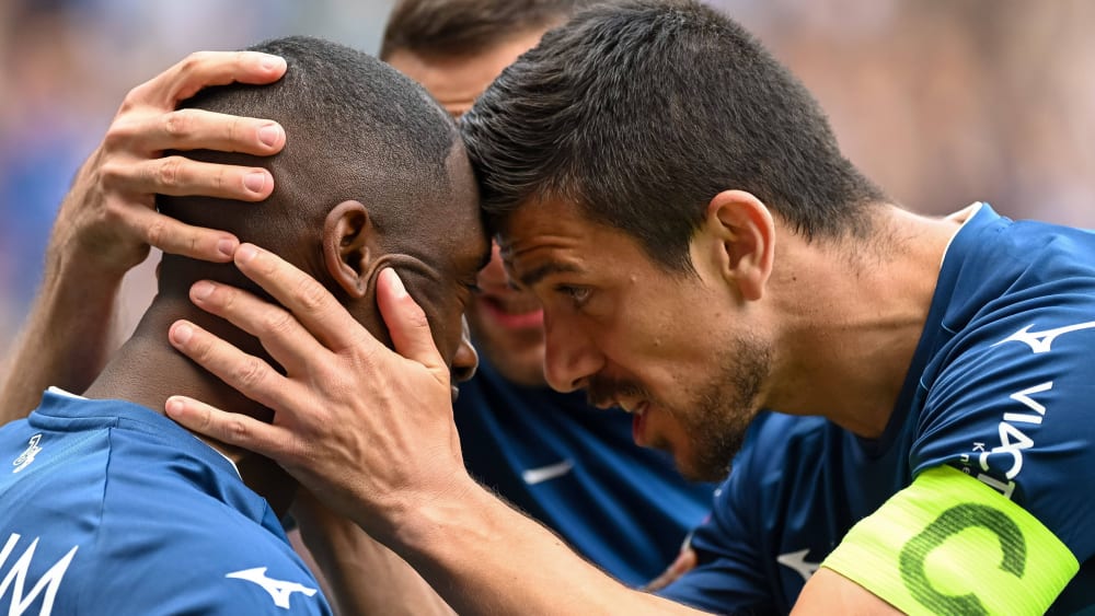 Anthony Losilla (VfL Bochum, re.) beglückwünscht Christopher Antwi-Adjei zum Tor