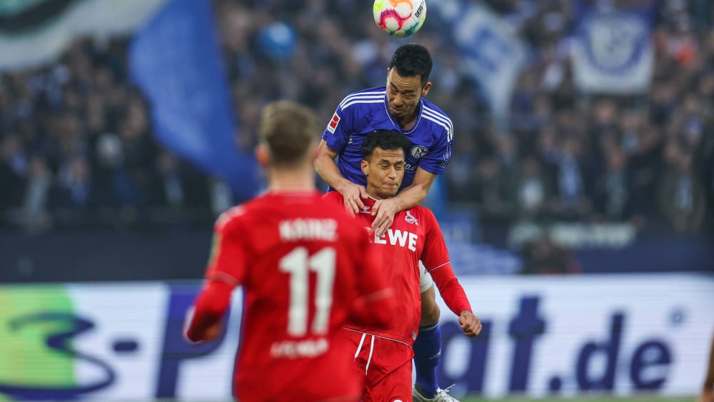 Überflieger: Schalkes Maya Yoshida gewinnt das Kopfballduell gegen Davie Selke.&nbsp;