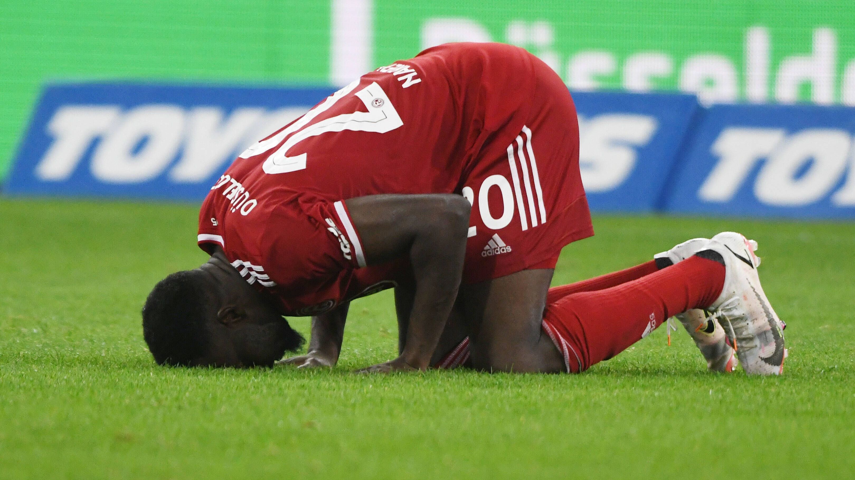 Fortuna Düsseldorf: Khaled Narey bewertet den "50:50"-Ball ...
