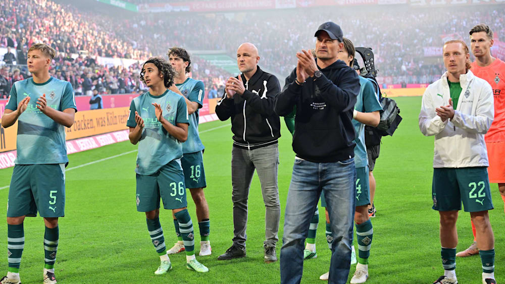 Große Enttäuschung nach Spielende in Gladbach: Die Fohlen um Trainer Alexander Blessin, links dahinte Rouven Schröder