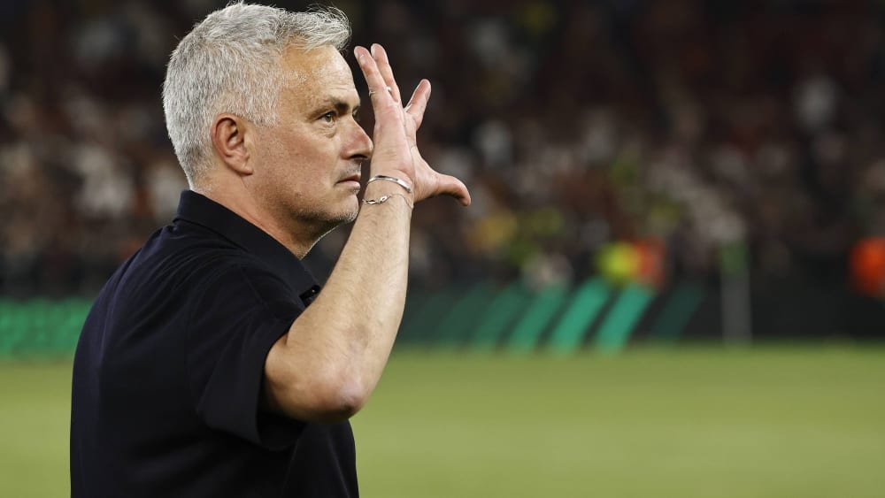 José Mourinho will Trainer der Roma bleiben.