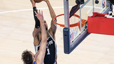 Victor Wembanyama nimmt Chet Holmgren aufs Poster.