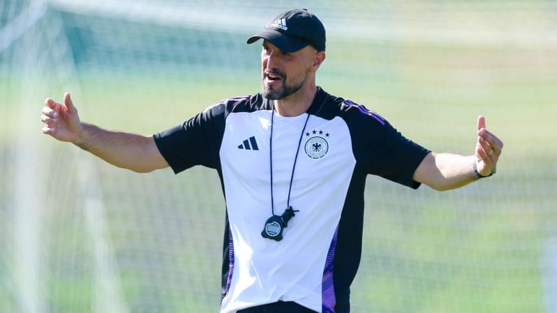 Bundestrainer Antonio Di Salvo (Germany) gestikuliert, UEFA European Under-21 Championship 2025, Training Germany 21.06.2025, Sportplatz SC Slovan Modra am 21. June 2025 in Modra, Slowakei. (Foto von Marco Steinbrenner DeFodi Images) Bundestrainer Antonio Di Salvo (Germany) gestures, UEFA European Under-21 Championship 2025, Training Germany 21.06.2025, Sports field SC Slovan Modra, June 21, 2025 in Modra, Slovakia. (Photo by Marco Steinbrenner DeFodi Images) *** National coach Antonio Di Salvo Germany gestures, UEFA European Under 21 Championship 2025, Training Germany 21 06 2025, Sports field SC Slovan Modra on June 21, 2025 in Modra, Slovakia Photo by Marco Steinbrenner DeFodi Images National coach Antonio Di Salvo Germany gestures, UEFA European Under 21 Championship 2025, Training Germany 21 06 2025, Sports field SC Slovan Modra, June 21, 2025 in Modra, Slovakia Photo by Marco Steinbrenner DeFodi Images