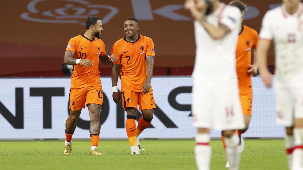 Freude über den entscheidenden Treffer: Memphis Depay (li.) beglückwünscht Steven Bergwijn.