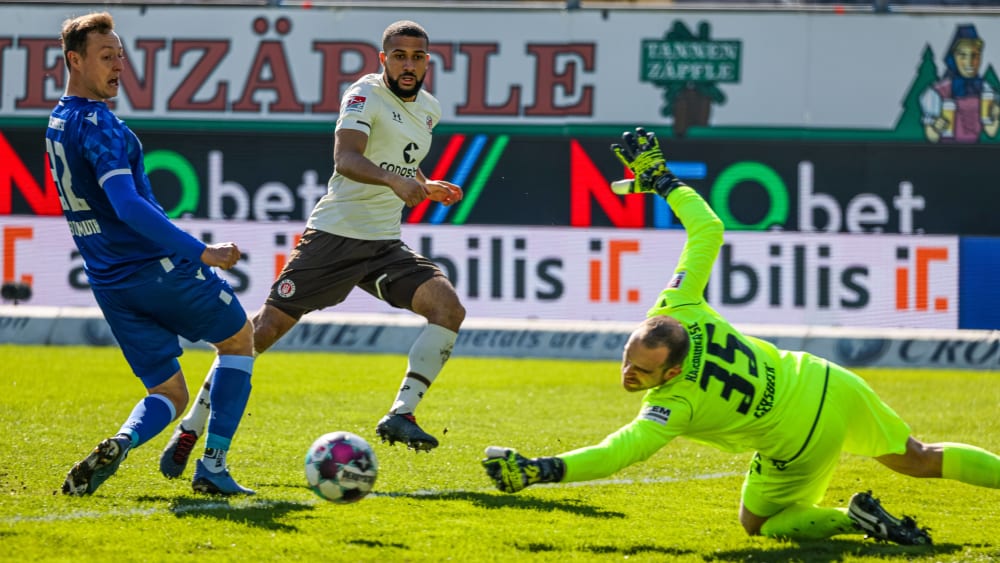 Großchance: Daniel-Kofi Kyereh (in Weiß) scheitert in der 7. Minute an KSC-Torwart Marius Gersbeck.