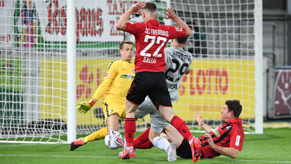 Er gab in Freiburg mal wieder den Entscheider: Leverkusens Leistungsträger Kai Havertz (#29) tunnelt Freiburgs Keeper Alexander Schwolow.