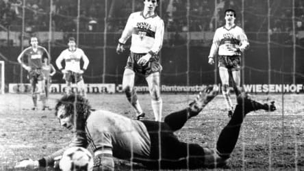 Zum Verrücktwerden: Da hält Nürnbergs Keeper Rudi Kargus zwei Elfmeter gegen Stuttgart - und der Club verliert trotzdem 0:3.