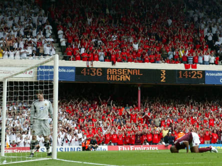 Thierry Henry bejubelt das letzte Tor im Highbury-Stadion