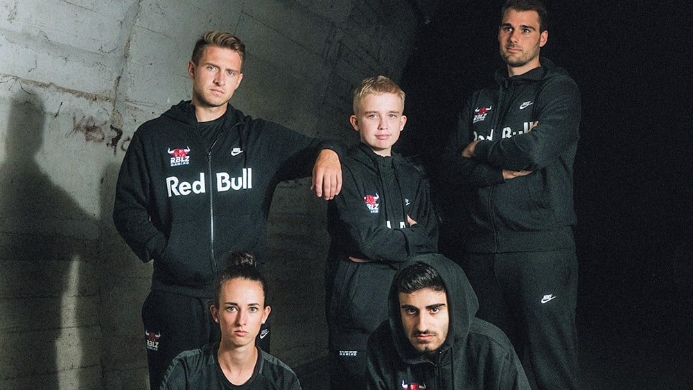 Schlagkräftiges Team: "RBLZ Gaming" mit Coach Daniel Fehr (r.o.).