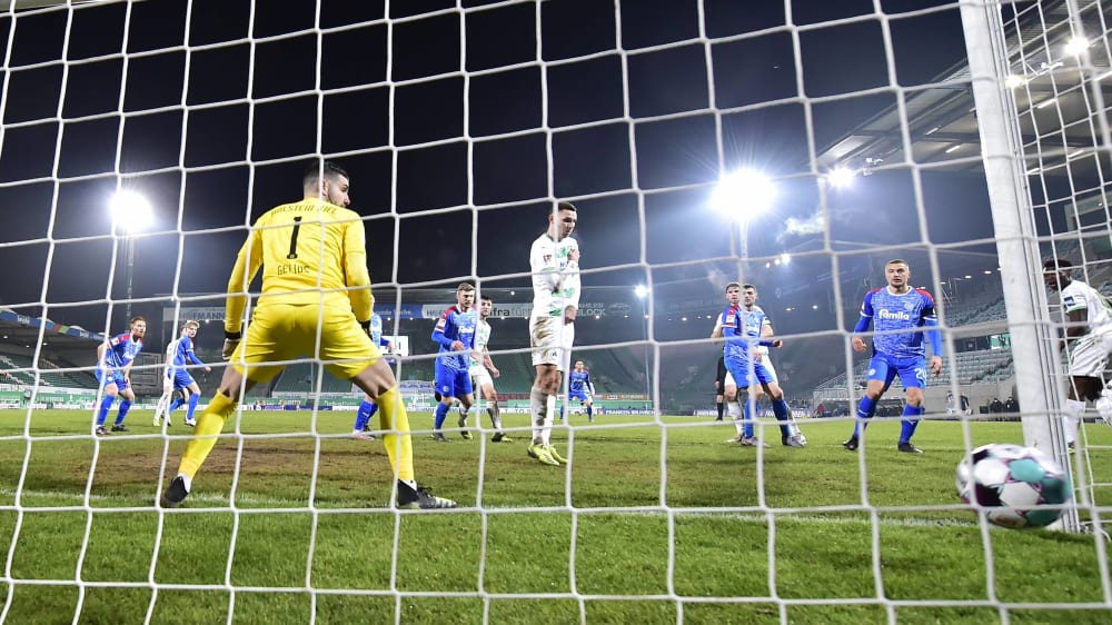 Die Entscheidung: Kiels Alexander Mühling (#8) köpft den Ball tragisch ins eigene Tor.