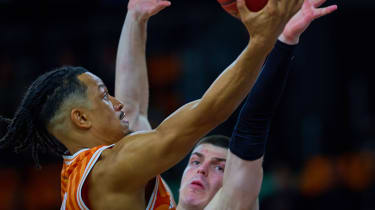 Nelson Weidemann (ratiopharm ulm, 00) beim Korbleger gegen Andrej Jakimovski (Dolomiti Energia Trento, 23) GER, ratiopharm ulm vs. Dolomiti Energia Trento, Basketball, 9. Spieltag, BKT EuroCup, Spielzeit 2025 2026, 04.12.2025 GER, ratiopharm ulm vs. Dolomiti Energia Trento, Basketball, 9. Spieltag, BKT EuroCup, Spielzeit 2025 2026, 04.12.2025 Neu-Ulm *** Nelson Weidemann ratiopharm ulm, 00 at the basketball against Andrej Jakimovski Dolomiti Energia Trento, 23 GER, ratiopharm ulm vs Dolomiti Energia Trento, Basketball, Matchday 9, BKT EuroCup, Season 2025 2026, 04 12 2025 GER, ratiopharm ulm vs Dolomiti Energia Trento, Basketball, Matchday 9, BKT EuroCup, Season 2025 2026, 04 12 2025 New Ulm Copyright: xEibner-Pressefoto GeraldxOelze-dexStoppanyx EP_ODS