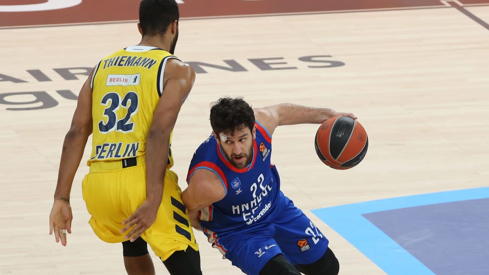 Auf und davon: Efes-Spielmacher Micic (r.) zieht an Thiemann vorbei.