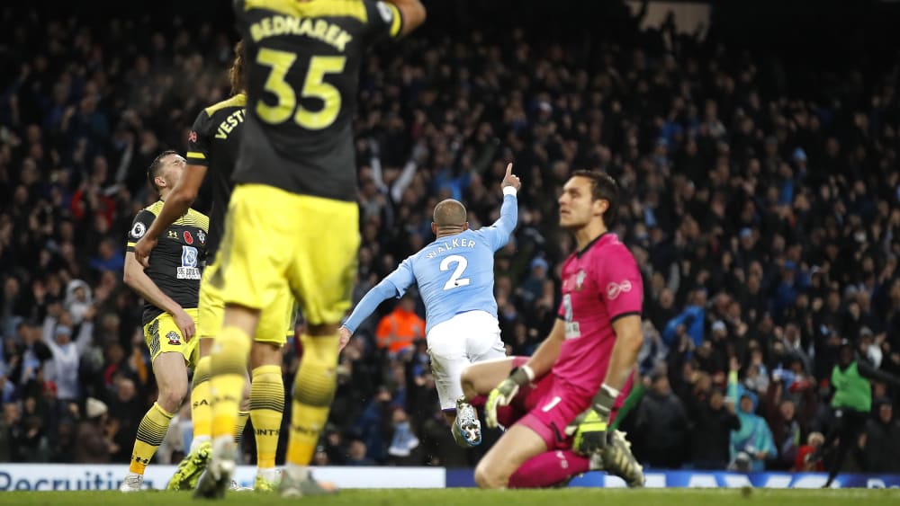 Manchester Citys Kyle Walker (Mi.) dreht jubelnd ab, Southamptons Spieler sind entttäuscht.