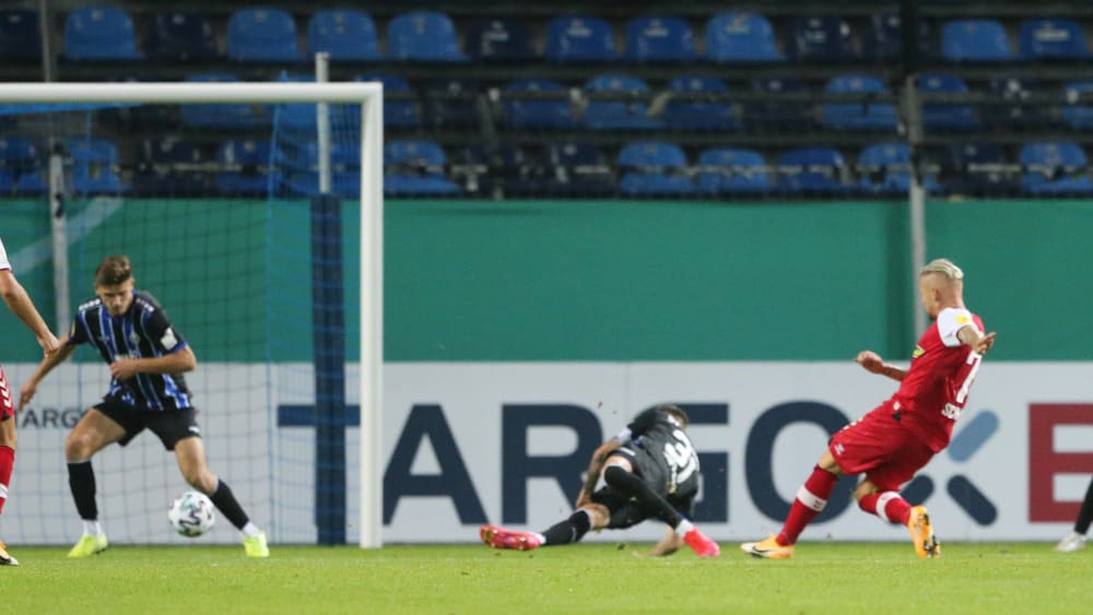 Die Entscheidung: Jonathan Schmid (r.) schießt zum 2:1 für Freiburg ein.