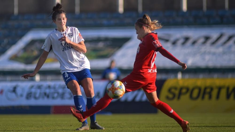 Nicole Stratford (li.) wird künftig nicht mehr für den FF USV Jena auflaufen.