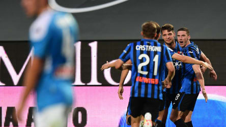 Robin Gosens (ganz rechts) lässt sich nach seinem Treffer zum 2:0 von den Kollegen feiern