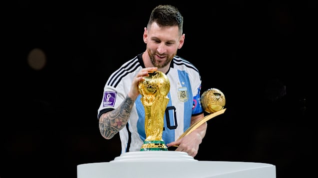 Den WM-Pokal fest im Blick: Lionel Messi kann am Sonntag seinem zweiten Titel holen.