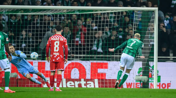 Marvin Ducksch verschießt den Elfmeter