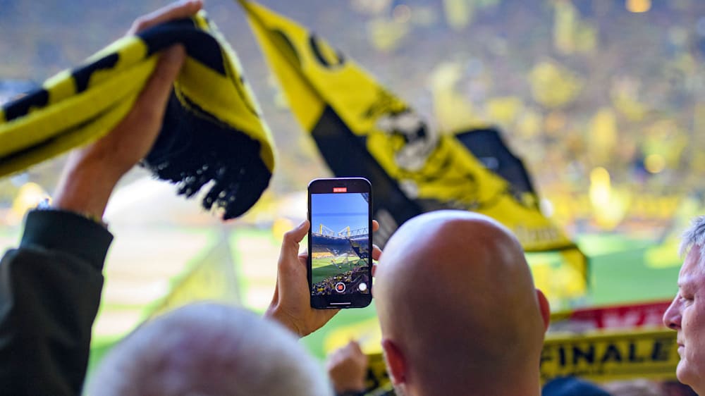 Dieser BVB-Fan würde wegen der Handynutzung künftig keine Punkte sammeln.