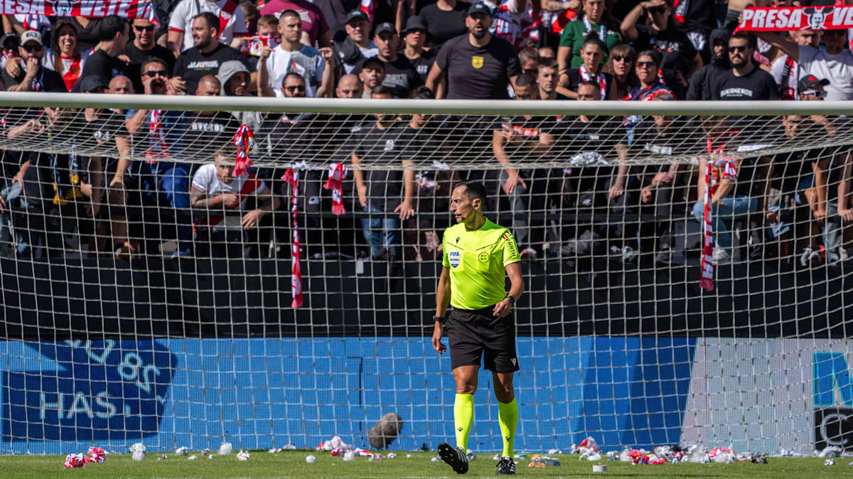 Terzic and Bilbao affected: Paper airplane protests and match abandonment ...