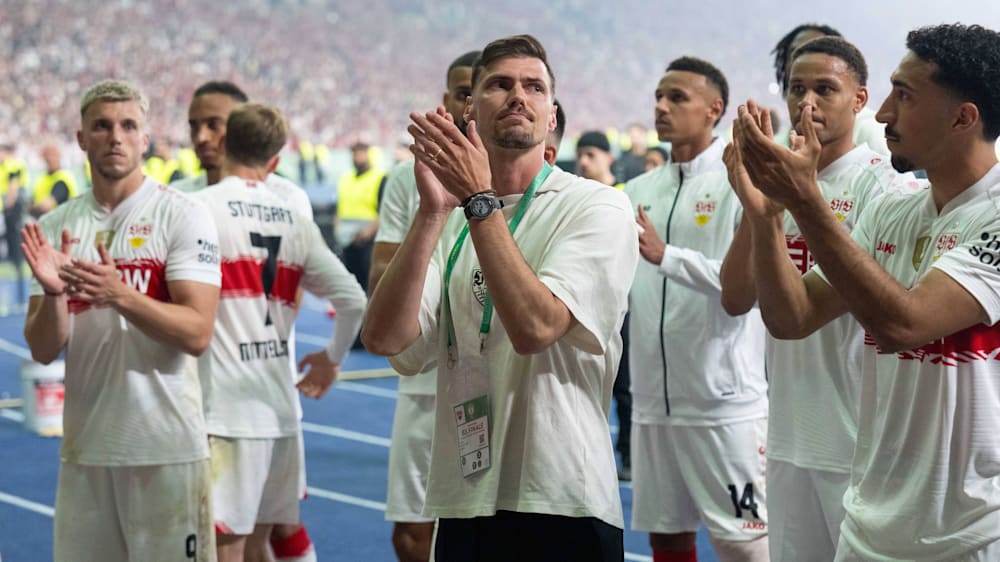 Adeus ao Stuttgart: Pascal Stenzel (quarta) é comemorado pela última vez pelos torcedores do VfB.