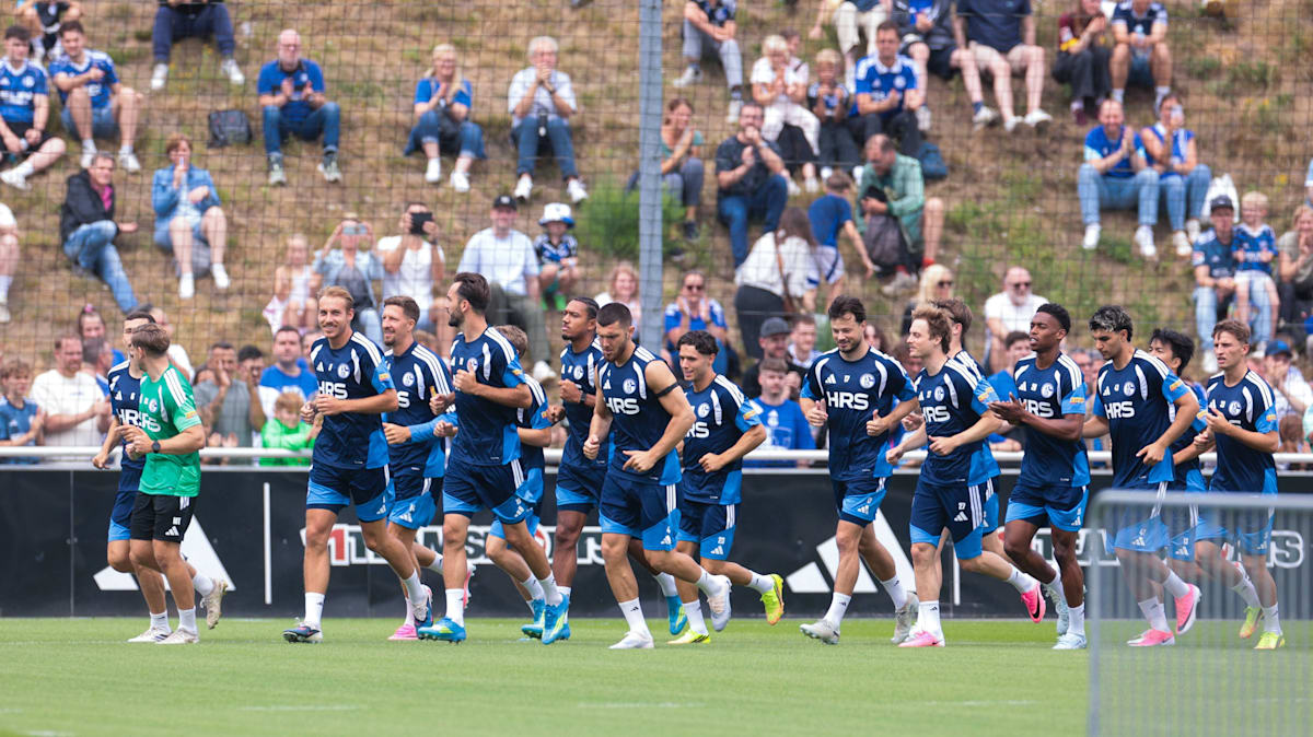 ‘Zij waren de gamechanger’: Duizenden fans bij trainingsstart Schalke