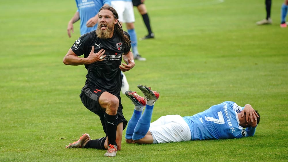 Voll dabei in einem umkämpften Spiel: Björn Paulsen (li.) nach einem Zweikampf mit Davud Tuma.