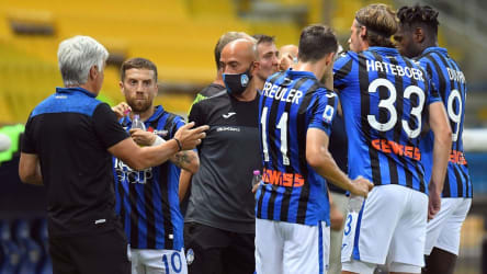 Die Spieler von Atalanta Bergamo bejubeln den Treffer von Kapitän Gomez (li.).