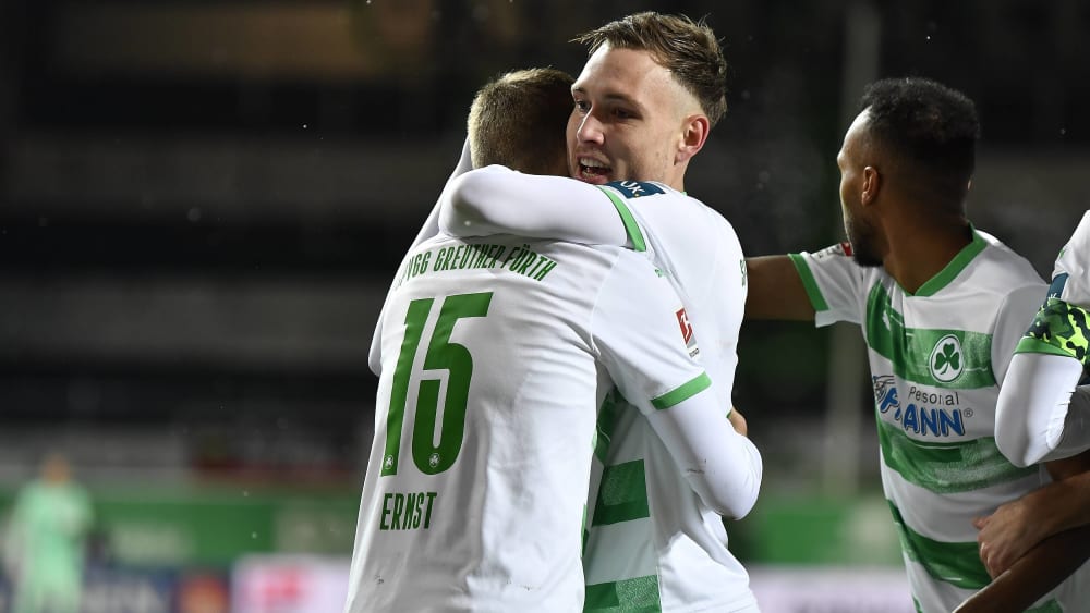 Flanke, Flugkopfball, Tor: Fürths David Raum servierte punktgenau für Sebastian Ernst (l.).
