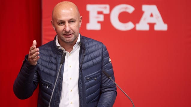 Wirft dem Videobeweis "Pseudogenauigkeit" vor: Augsburg-Boss Klaus Hofmann.