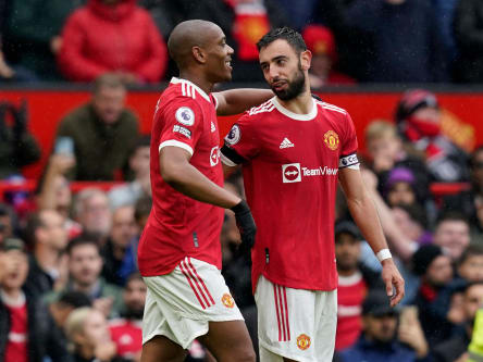 Dank an den Vorlagengeber: Torschütze Anthony Martial und Bruno Fernandes (re.).