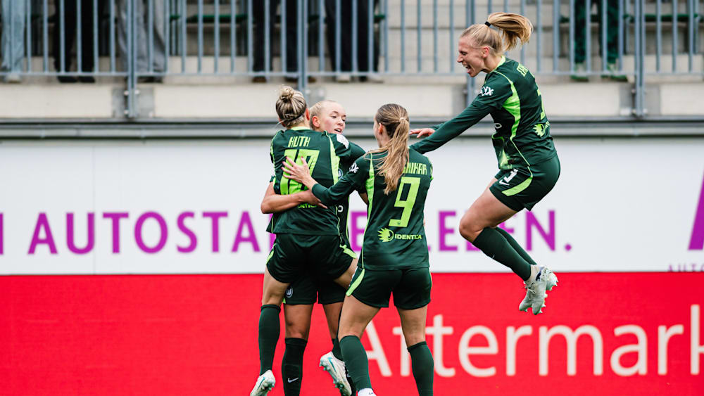 Wolfsburgs Frauen jubeln gegen Köln.