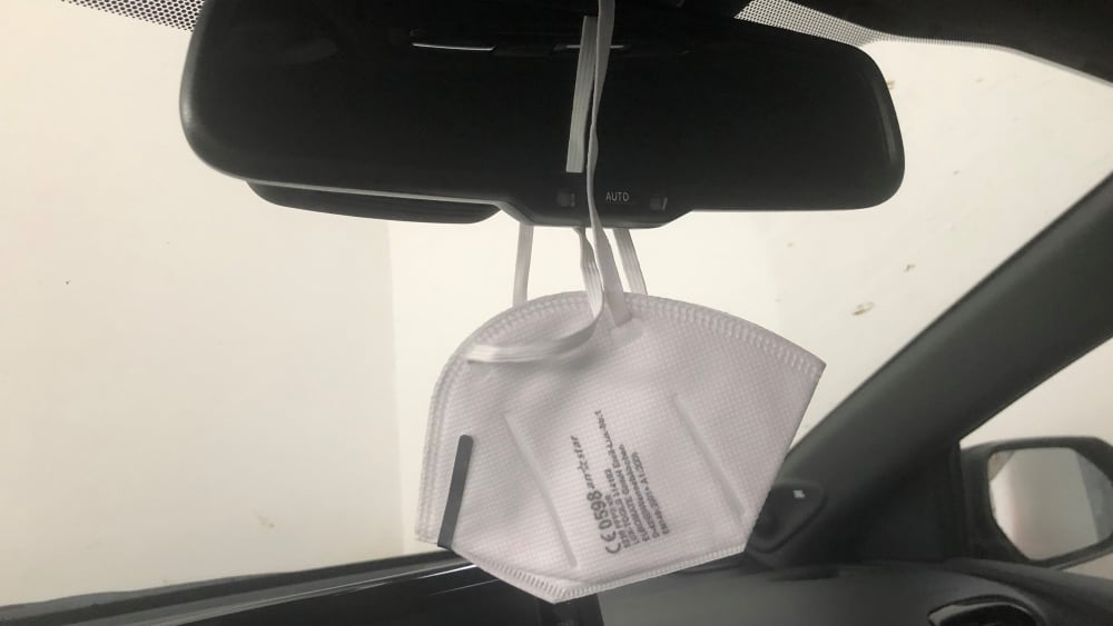 FFP2-Maske: Gut, wenn sie im Auto bereitliegt. Der Rückspiegel ist allerdings kein guter Aufbewahrungsort.