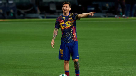Lionel Messi fröhlich beim Warmmachen.