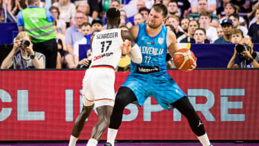 Dennis Schröder gegen Luka Doncic (re.)