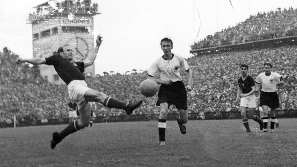 Horst Eckel im Endspiel gegen seinen Widersacher Nandor Hidegkuti.