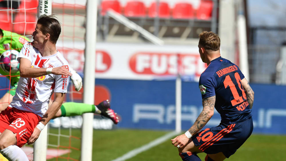 Sonny Kittel (re.) bescherte dem HSV in Regensburg mit seinem Kopfballtor spät einen Punkt.