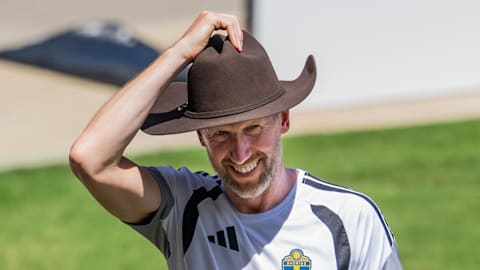 Mit Cowboy-Hut beim Training