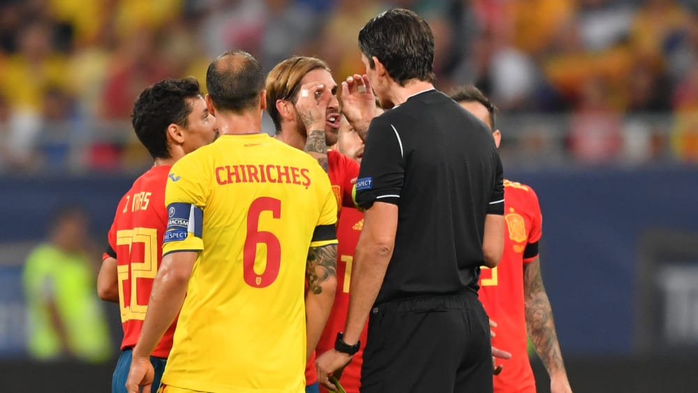Diskussionen nach dem Tor: Sergio Ramos jubelte über seinen Treffer in Rumänien offenbar zu ausgelassen.
