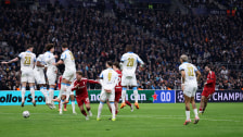 Ließ seine Mannschaft mit einem direkten Freistoßtreffer kurz vor dem Pausenpfiff jubeln: Dominik Szoboszlai.