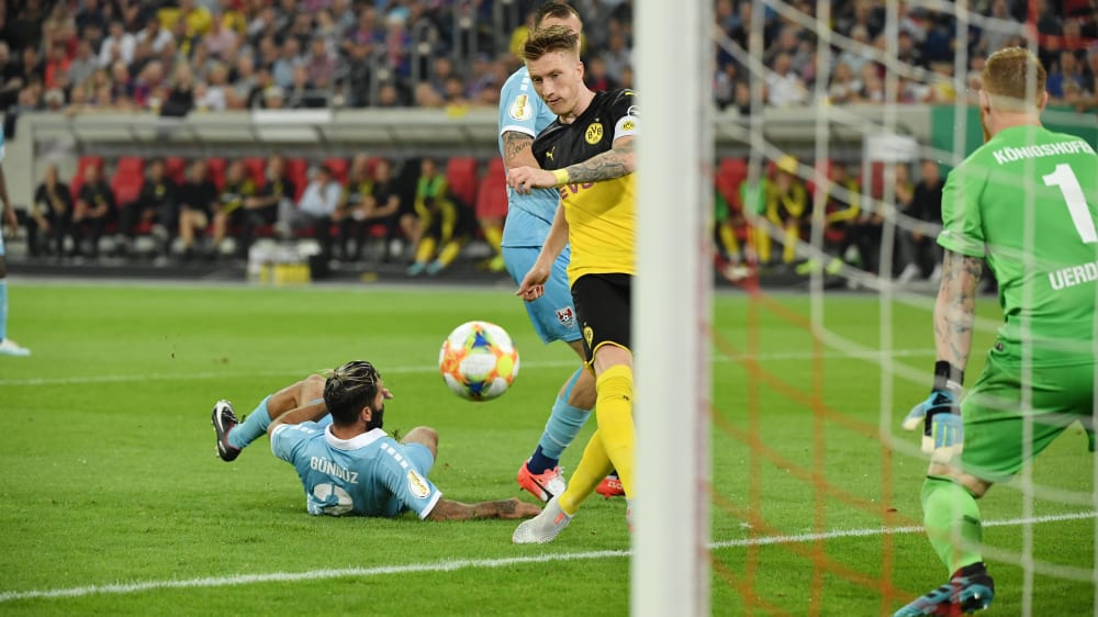 Das 1:0 für Borussia Dortmund: Marco Reus überwindet Lukas Königshofer im Uerdinger Tor.