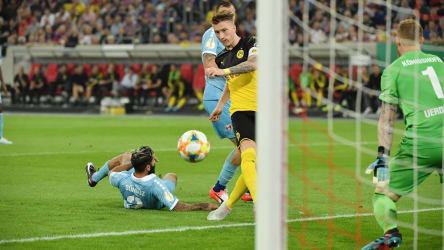 Das 1:0 für Borussia Dortmund: Marco Reus überwindet Lukas Königshofer im Uerdinger Tor.