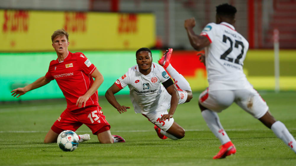 Viel Kampf und Krampf: Union Berlins Marius Bülter (l.) im Zweikampf mit dem Mainzer Ridle Baku.