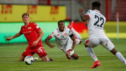 Union Berlins Marius Bülter im Zweikampf mit dem Mainzer Ridle Baku
