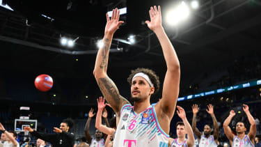 RECORD DATE NOT STATED Jubel nach dem Sieg mit Michael Kessens (6; Telekom Baskets Bonn), Joel Aminu (21; Telekom Baskets Bonn), Jonathan Bahre (1; Telekom Baskets Bonn), Grayson Murphy (7; Telekom Baskets Bonn) und Jeff Garrett Jr. (4; Telekom Baskets Bonn) Spielaktion mit Michael Kessens (6; Telekom Baskets Bonn) und Teamkollegen *** Cheering after the win with Michael Kessens 6 Telekom Baskets Bonn , Joel Aminu 21 Telekom Baskets Bonn , Jonathan Bahre 1 Telekom Baskets Bonn , Grayson Murphy 7 Telekom Baskets Bonn and Jeff Garrett Jr 4 Telekom Baskets Bonn Game action with Michael Kessens 6 Telekom Baskets Bonn and teammates Copyright: xMichaelxGelhardtx